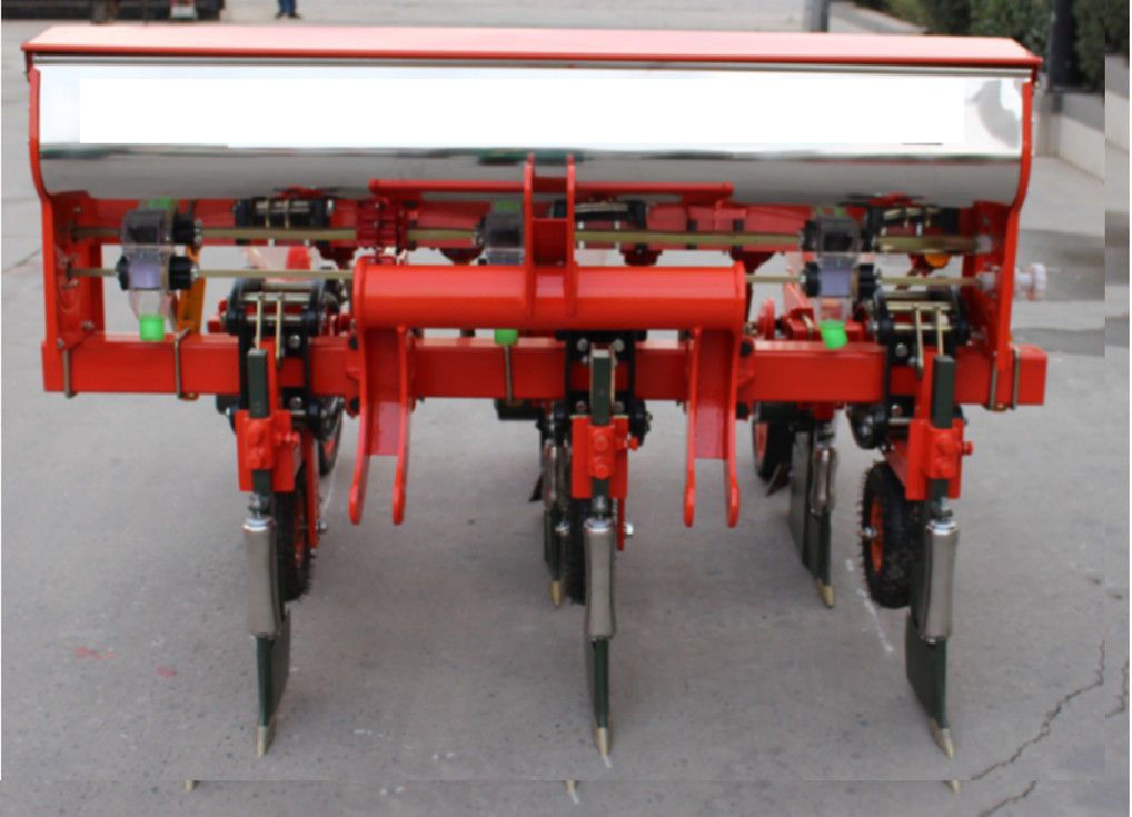 12-25kw農場トラクターは使いやすい3ライン トウモロコシのシード機械を実行します サプライヤー